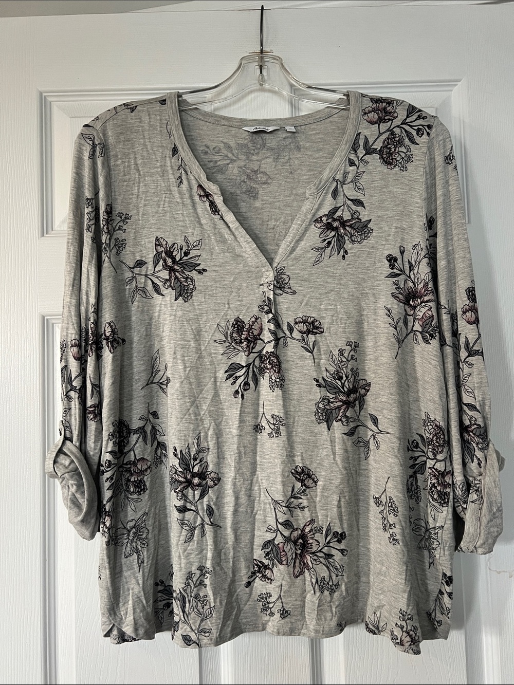 Reitmans Heather Gray Floral V-Neck Long Sleeve Top